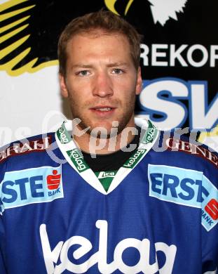 Eishockey. VSV. Mannschaftsfototermin. Portraitfoto. LOYNS Lynn. Villach, 27.8.2011.
Foto: Kuess
---
pressefotos, pressefotografie, kuess, qs, qspictures, sport, bild, bilder, bilddatenbank