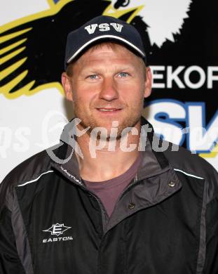 Eishockey. VSV. Mannschaftsfototermin. Portraitfoto. Guenther Lanzinger. Villach, 27.8.2011.
Foto: Kuess
---
pressefotos, pressefotografie, kuess, qs, qspictures, sport, bild, bilder, bilddatenbank