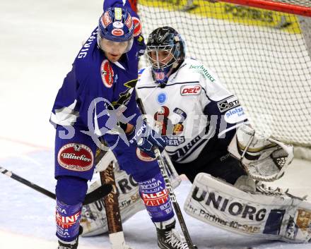 EBEL. Eishockey Bundesliga. EC Pasut VSV gegen Iserlohn Roosters. Kyle Wanvig, (VSV),  Tim Siekmann (Iserlohn Roosters). Villach, am 28.8.2011.
Foto: Kuess 


---
pressefotos, pressefotografie, kuess, qs, qspictures, sport, bild, bilder, bilddatenbank