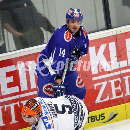 EBEL. Eishockey Bundesliga. EC Pasut VSV gegen Iserlohn Roosters. Kyle Wanvig, (VSV), Derek Peltier  (Iserlohn Roosters). Villach, am 28.8.2011.
Foto: Kuess 


---
pressefotos, pressefotografie, kuess, qs, qspictures, sport, bild, bilder, bilddatenbank