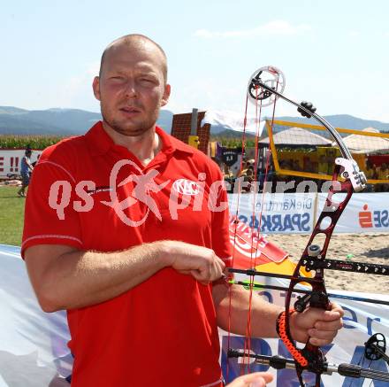 EBEL. Eishockey Bundesliga. Hockey Highland Games. Mike Siklenka (KAC) beim Bogenschiessen. Althofen, am 20.8.2011.
Foto: Kuess
---
pressefotos, pressefotografie, kuess, qs, qspictures, sport, bild, bilder, bilddatenbank