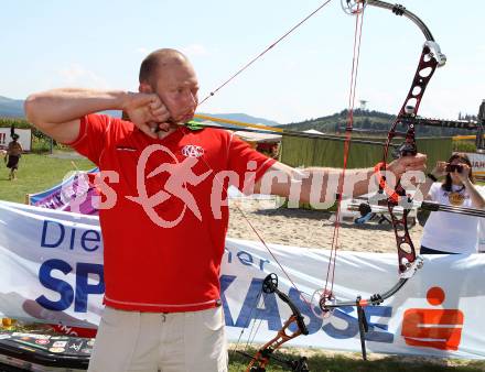 EBEL. Eishockey Bundesliga. Hockey Highland Games. Mike Siklenka (KAC) beim Bogenschiessen. Althofen, am 20.8.2011.
Foto: Kuess
---
pressefotos, pressefotografie, kuess, qs, qspictures, sport, bild, bilder, bilddatenbank