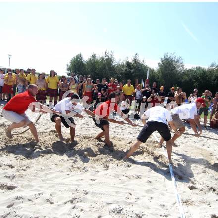 EBEL. Eishockey Bundesliga. Hockey Highland Games. Johannes Kirisits, Tyler Spurgeon, Johannes Reichel, John Lammers, Mike Siklenka (KAC) beim Seilziehen. Althofen, am 20.8.2011.
Foto: Kuess
---
pressefotos, pressefotografie, kuess, qs, qspictures, sport, bild, bilder, bilddatenbank