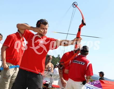 EBEL. Eishockey Bundesliga. Hockey Highland Games. Johannes Reichel (KAC) beim Bogenschiessen. Althofen, am 20.8.2011.
Foto: Kuess
---
pressefotos, pressefotografie, kuess, qs, qspictures, sport, bild, bilder, bilddatenbank