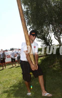 EBEL. Eishockey Bundesliga. Hockey Highland Games. John Lammers (KAC) beim Baumstammwerfen. Althofen, am 20.8.2011.
Foto: Kuess
---
pressefotos, pressefotografie, kuess, qs, qspictures, sport, bild, bilder, bilddatenbank