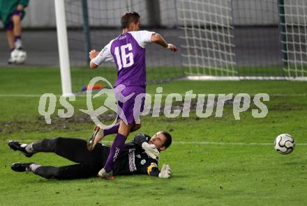 Fussball Regionalliga. SK Austria Klagenfurt gegen Voecklamarkt. Toni Krijan (Austria), Manuel Harrant (Voecklamarkt). Klagenfurt, am 2.9.2011.
Foto: Kuess
---
pressefotos, pressefotografie, kuess, qs, qspictures, sport, bild, bilder, bilddatenbank