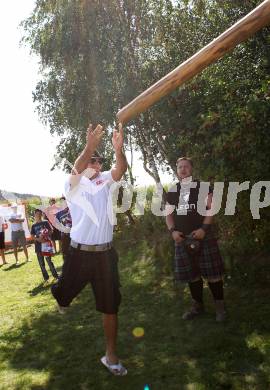 EBEL. Eishockey Bundesliga. Hockey Highland Games. John Lammers (KAC) beim Baumstammwerfen. Althofen, am 20.8.2011.
Foto: Kuess
---
pressefotos, pressefotografie, kuess, qs, qspictures, sport, bild, bilder, bilddatenbank