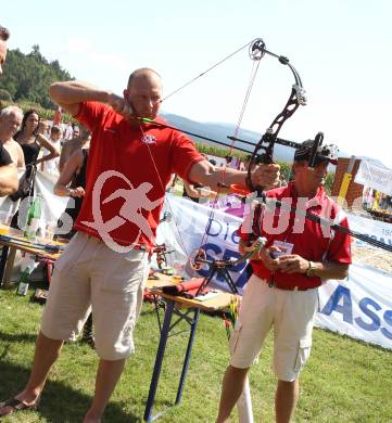 EBEL. Eishockey Bundesliga. Hockey Highland Games. Mike Siklenka (KAC) beim Bogenschiessen. Althofen, am 20.8.2011.
Foto: Kuess
---
pressefotos, pressefotografie, kuess, qs, qspictures, sport, bild, bilder, bilddatenbank