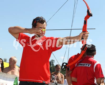 EBEL. Eishockey Bundesliga. Hockey Highland Games. Johannes Reichel (KAC) beim Bogenschiessen. Althofen, am 20.8.2011.
Foto: Kuess
---
pressefotos, pressefotografie, kuess, qs, qspictures, sport, bild, bilder, bilddatenbank