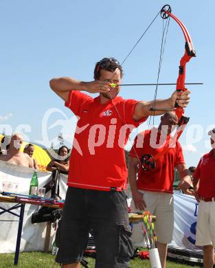 EBEL. Eishockey Bundesliga. Hockey Highland Games. Johannes Reichel (KAC) beim Bogenschiessen. Althofen, am 20.8.2011.
Foto: Kuess
---
pressefotos, pressefotografie, kuess, qs, qspictures, sport, bild, bilder, bilddatenbank