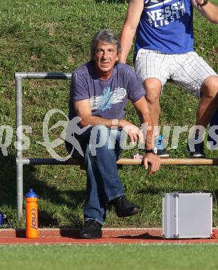 Fussball Kaerntner Liga. Voelkermarkt gegen Hermagor. Trainer Jasmin Dzeko (Hermagor). Voelkermarkt, am 3.9.2011.
Foto: Kuess
---
pressefotos, pressefotografie, kuess, qs, qspictures, sport, bild, bilder, bilddatenbank