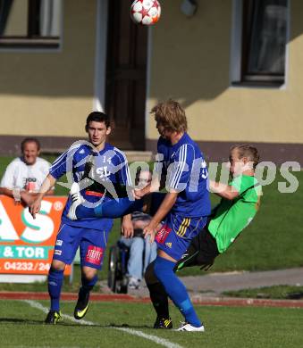 Fussball Kaerntner Liga. Voelkermarkt gegen Hermagor. Alexander Karner (Voelkermarkt), Michael Sternig (Hermagor). Voelkermarkt, am 3.9.2011.
Foto: Kuess
---
pressefotos, pressefotografie, kuess, qs, qspictures, sport, bild, bilder, bilddatenbank