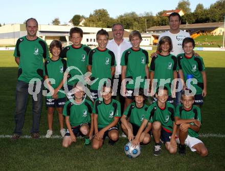 Fussball Kaerntner Liga. Voelkermarkt gegen Hermagor. Ehrung der Nachwuchsmannschaft fuer den oesterreichischen Meistertitel durch Buergermeister Valentin Blaschitz und Armin Assinger. Voelkermarkt, am 3.9.2011.
Foto: Kuess
---
pressefotos, pressefotografie, kuess, qs, qspictures, sport, bild, bilder, bilddatenbank