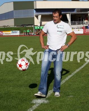 Fussball Kaerntner Liga. Voelkermarkt gegen Hermagor. Ankick durch Armin Assinger. Voelkermarkt, am 3.9.2011.
Foto: Kuess
---
pressefotos, pressefotografie, kuess, qs, qspictures, sport, bild, bilder, bilddatenbank