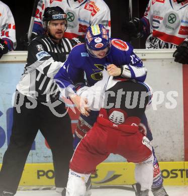 EBEL. Eishockey Bundesliga. EC Pasut VSV gegen Ritten Sport Bozen.  Rauferei, Schlaegerei, Andreas Wiedergut, (VSV), Matteo Ramsom (Ritten Sport Bozen). Villach, am 4.9.2011.
Foto: Kuess 


---
pressefotos, pressefotografie, kuess, qs, qspictures, sport, bild, bilder, bilddatenbank