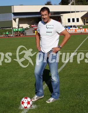 Fussball Kaerntner Liga. Voelkermarkt gegen Hermagor. Ankick durch Armin Assinger. Voelkermarkt, am 3.9.2011.
Foto: Kuess
---
pressefotos, pressefotografie, kuess, qs, qspictures, sport, bild, bilder, bilddatenbank