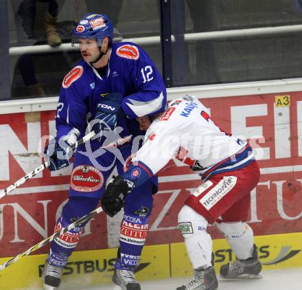 EBEL. Eishockey Bundesliga. EC VSV gegen Ritten Sport Bozen.  Craig Weller,  (VSV), Matteo Ramsom (Ritten Sport Bozen). Villach, am 4.9.2011.
Foto: Kuess 


---
pressefotos, pressefotografie, kuess, qs, qspictures, sport, bild, bilder, bilddatenbank