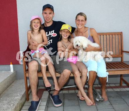 Eishockey. PEWAL Marco mit Familie. Villach, 23.8.2011.
Foto: Kuess
---
pressefotos, pressefotografie, kuess, qs, qspictures, sport, bild, bilder, bilddatenbank