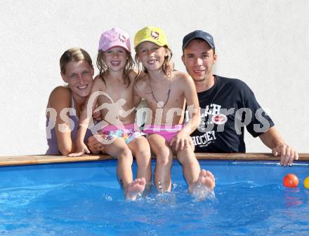 Eishockey. PEWAL Marco mit Familie. Villach, 23.8.2011.
Foto: Kuess
---
pressefotos, pressefotografie, kuess, qs, qspictures, sport, bild, bilder, bilddatenbank