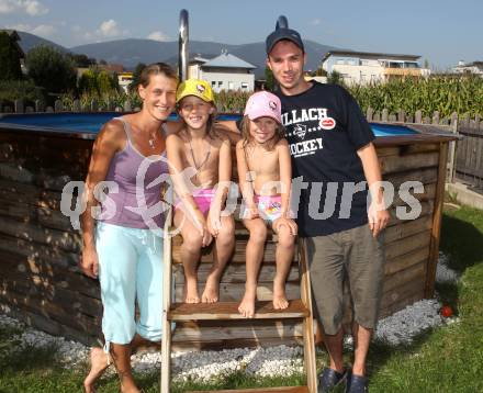 Eishockey. PEWAL Marco mit Familie. Villach, 23.8.2011.
Foto: Kuess
---
pressefotos, pressefotografie, kuess, qs, qspictures, sport, bild, bilder, bilddatenbank