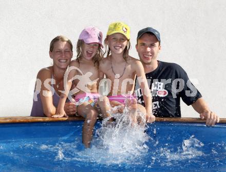 Eishockey. PEWAL Marco mit Familie. Villach, 23.8.2011.
Foto: Kuess
---
pressefotos, pressefotografie, kuess, qs, qspictures, sport, bild, bilder, bilddatenbank