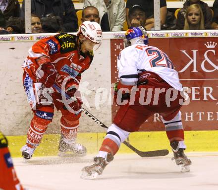 EBEL. Eishockey Bundesliga.  KAC gegen EC Red Bull Salzburg. KOCH Thomas (KAC), AUBIN Brent (Salzburg). Klagenfurt, 9.9.2011.
Foto: Kuess 

---
pressefotos, pressefotografie, kuess, qs, qspictures, sport, bild, bilder, bilddatenbank