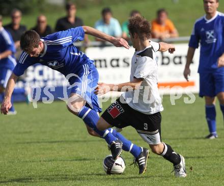 Fussball Kaerntner Liga. SVG Bleiburg gegen Ruden.  Benjamin Opietnik (Bleiburg), Rozeniicnik Korosec Rok (Ruden). Bleiburg, am 11.9.2011.
Foto: Kuess
---
pressefotos, pressefotografie, kuess, qs, qspictures, sport, bild, bilder, bilddatenbank