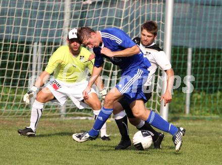 Fussball Kaerntner Liga. SVG Bleiburg gegen Ruden.  Norbert Wriessnig, Johannnes Skorjanz (Bleiburg), Tadej Trdina (Ruden). Bleiburg, am 11.9.2011.
Foto: Kuess
---
pressefotos, pressefotografie, kuess, qs, qspictures, sport, bild, bilder, bilddatenbank