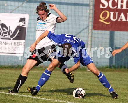 Fussball Kaerntner Liga. SVG Bleiburg gegen Ruden.  Thomas Hoeller (Bleiburg), Rozeniicnik Korosec Rok (Ruden). Bleiburg, am 11.9.2011.
Foto: Kuess
---
pressefotos, pressefotografie, kuess, qs, qspictures, sport, bild, bilder, bilddatenbank