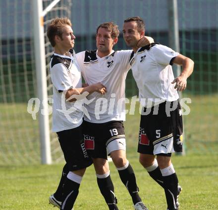 Fussball Kaerntner Liga. SVG Bleiburg gegen Ruden. Torjubel Benjamin Opietnik, Patrick Oswaldi, Robert Pevec (Bleiburg). Bleiburg, am 11.9.2011.
Foto: Kuess
---
pressefotos, pressefotografie, kuess, qs, qspictures, sport, bild, bilder, bilddatenbank