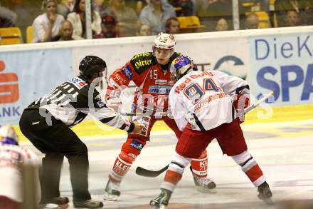 EBEL. Eishockey Bundesliga.  KAC gegen EC Red Bull Salzburg. Schuller David (KAC), Bischofberger Johannes (Salzburg). Klagenfurt, 9.9.2011.
Foto: Kuess 

---
pressefotos, pressefotografie, kuess, qs, qspictures, sport, bild, bilder, bilddatenbank