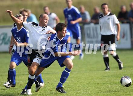 Fussball Kaerntner Liga. SVG Bleiburg gegen Ruden.  Franz Herbert Wriessnig (Bleiburg), Rozeniicnik Korosec Rok (Ruden). Bleiburg, am 11.9.2011.
Foto: Kuess
---
pressefotos, pressefotografie, kuess, qs, qspictures, sport, bild, bilder, bilddatenbank