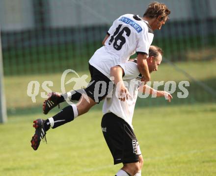 Fussball Kaerntner Liga. SVG Bleiburg gegen Ruden.  Torjubel Daniel Wriessnig, Christoph Reinwald (Bleiburg). Bleiburg, am 11.9.2011.
Foto: Kuess
---
pressefotos, pressefotografie, kuess, qs, qspictures, sport, bild, bilder, bilddatenbank