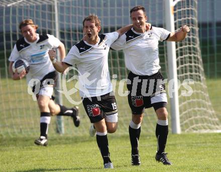 Fussball Kaerntner Liga. SVG Bleiburg gegen Ruden. Torjubel Patrick Oswaldi, Robert Pevec (Bleiburg). Bleiburg, am 11.9.2011.
Foto: Kuess
---
pressefotos, pressefotografie, kuess, qs, qspictures, sport, bild, bilder, bilddatenbank