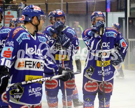 EBEL. Eishockey Bundesliga. EC Rekord Fenster VSV gegen EC KAC. enttaeuschte VSV Spieler. Villach, am 18.9.2011.
Foto: Kuess 


---
pressefotos, pressefotografie, kuess, qs, qspictures, sport, bild, bilder, bilddatenbank