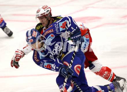 EBEL. Eishockey Bundesliga. EC Rekord Fenster VSV gegen EC KAC. Craig Weller,  (VSV), Herbert Ratz (KAC). Villach, am 18.9.2011.
Foto: Kuess 


---
pressefotos, pressefotografie, kuess, qs, qspictures, sport, bild, bilder, bilddatenbank