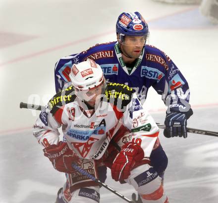 EBEL. Eishockey Bundesliga. EC Rekord Fenster VSV gegen EC KAC. Derek Damon, (VSV), Thomas Koch (KAC). Villach, am 18.9.2011.
Foto: Kuess 


---
pressefotos, pressefotografie, kuess, qs, qspictures, sport, bild, bilder, bilddatenbank