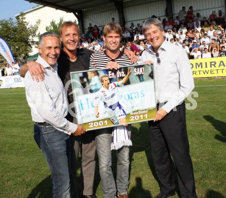 Fussball. OEFB Cup. SAK gegen Red Bull Salzburg. Verabschiedung Christian Kraiger, Juergen Pfeiler, Heimo Pfeifenberger, Christian Kraiger, Peter Kaiser. Klagenfurt, 21.9.2011.
Foto: Kuess
---
pressefotos, pressefotografie, kuess, qs, qspictures, sport, bild, bilder, bilddatenbank