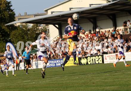 Fussball. OEFB Cup. SAK gegen Red Bull Salzburg. Marjan Kropiunik,  (SAK), Petri Mikael Pasanen (Salzburg). Klagenfurt, 21.9.2011.
Foto: Kuess
---
pressefotos, pressefotografie, kuess, qs, qspictures, sport, bild, bilder, bilddatenbank