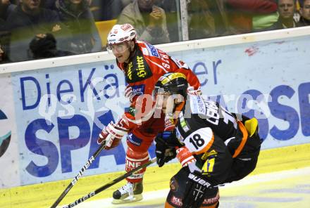 EBEL. Eishockey Bundesliga.  KAC gegen Graz 99ers. SCHULLER David (KAC), LEMBACHER Robert (Graz). Klagenfurt, 23.9.2011.
Foto: Kuess 

---
pressefotos, pressefotografie, kuess, qs, qspictures, sport, bild, bilder, bilddatenbank