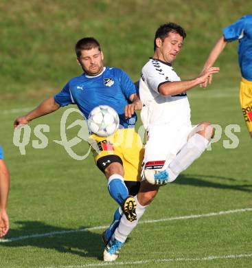 Fussball Kaerntner Liga. Feldkirchen gegen SVG Bleiburg. Auron Miloti (Feldkirchen), Johannes Skorjanz (Bleiburg). Feldkirchen, am 24.9.2011.
Foto: Kuess 
---
pressefotos, pressefotografie, kuess, qs, qspictures, sport, bild, bilder, bilddatenbank