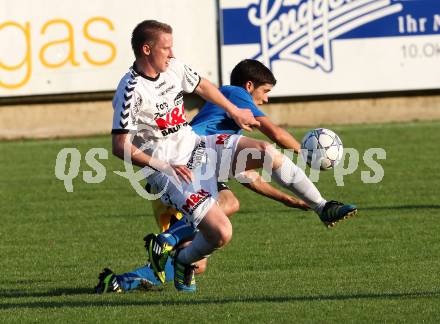 Fussball Kaerntner Liga. Feldkirchen gegen SVG Bleiburg. Michael Wernig (Feldkirchen), Christopher Knauder (Bleiburg). Feldkirchen, am 24.9.2011.
Foto: Kuess 
---
pressefotos, pressefotografie, kuess, qs, qspictures, sport, bild, bilder, bilddatenbank