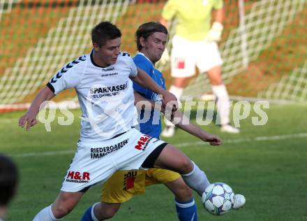 Fussball Kaerntner Liga. Feldkirchen gegen SVG Bleiburg. Sebastian Schmid (Feldkirchen), Thomas Hoeller (Bleiburg). Feldkirchen, am 24.9.2011.
Foto: Kuess 
---
pressefotos, pressefotografie, kuess, qs, qspictures, sport, bild, bilder, bilddatenbank