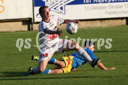 Fussball Kaerntner Liga. Feldkirchen gegen SVG Bleiburg. Michael Wernig (Feldkirchen), Christopher Knauder (Bleiburg). Feldkirchen, am 24.9.2011.
Foto: Kuess 
---
pressefotos, pressefotografie, kuess, qs, qspictures, sport, bild, bilder, bilddatenbank