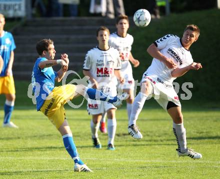 Fussball Kaerntner Liga. Feldkirchen gegen SVG Bleiburg. Sebastian Schmid (Feldkirchen), Patrick Oswaldi (Bleiburg). Feldkirchen, am 24.9.2011.
Foto: Kuess 
---
pressefotos, pressefotografie, kuess, qs, qspictures, sport, bild, bilder, bilddatenbank