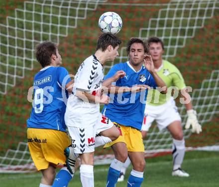 Fussball Kaerntner Liga. Feldkirchen gegen SVG Bleiburg. Kevin Winkler (Feldkirchen), Benjamin Opietnik,  (Bleiburg). Feldkirchen, am 24.9.2011.
Foto: Kuess 
---
pressefotos, pressefotografie, kuess, qs, qspictures, sport, bild, bilder, bilddatenbank