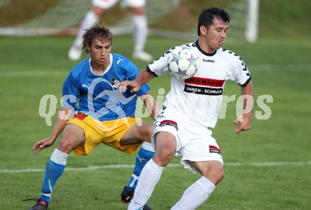 Fussball Kaerntner Liga. Feldkirchen gegen SVG Bleiburg. Auron Miloti (Feldkirchen), Christoph Reinwald (Bleiburg). Feldkirchen, am 24.9.2011.
Foto: Kuess 
---
pressefotos, pressefotografie, kuess, qs, qspictures, sport, bild, bilder, bilddatenbank