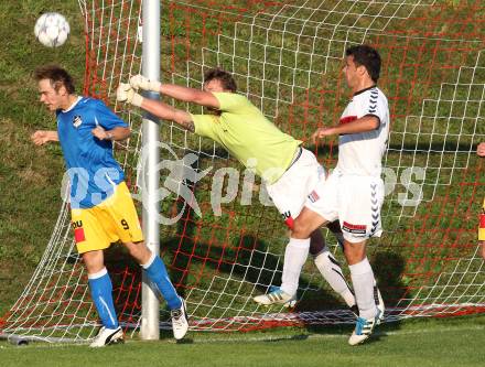 Fussball Kaerntner Liga. Feldkirchen gegen SVG Bleiburg. Auron Miloti (Feldkirchen), Benjamin Opietnik, Dario Pick (Bleiburg). Feldkirchen, am 24.9.2011.
Foto: Kuess 
---
pressefotos, pressefotografie, kuess, qs, qspictures, sport, bild, bilder, bilddatenbank