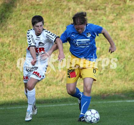 Fussball Kaerntner Liga. Feldkirchen gegen SVG Bleiburg. Kevin Winkler (Feldkirchen), Thomas Hoeller (Bleiburg). Feldkirchen, am 24.9.2011.
Foto: Kuess 
---
pressefotos, pressefotografie, kuess, qs, qspictures, sport, bild, bilder, bilddatenbank