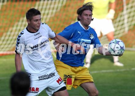 Fussball Kaerntner Liga. Feldkirchen gegen SVG Bleiburg. Sebastian Schmid (Feldkirchen), Thomas Hoeller (Bleiburg). Feldkirchen, am 24.9.2011.
Foto: Kuess 
---
pressefotos, pressefotografie, kuess, qs, qspictures, sport, bild, bilder, bilddatenbank